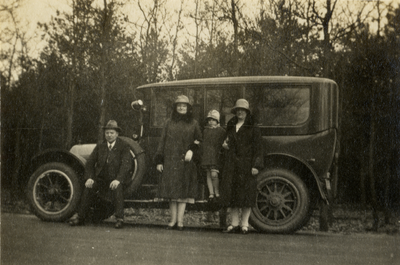 811868 Afbeelding van enkele leden van het gezin van W.H.J. Bruschwiler bij hun auto, in een landelijke omgeving, ...